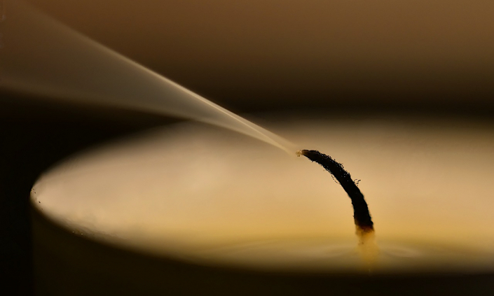 Eine Kerze, die ausgeht.