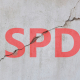 Eine Wand mit einem Riss durch das SPD Logo